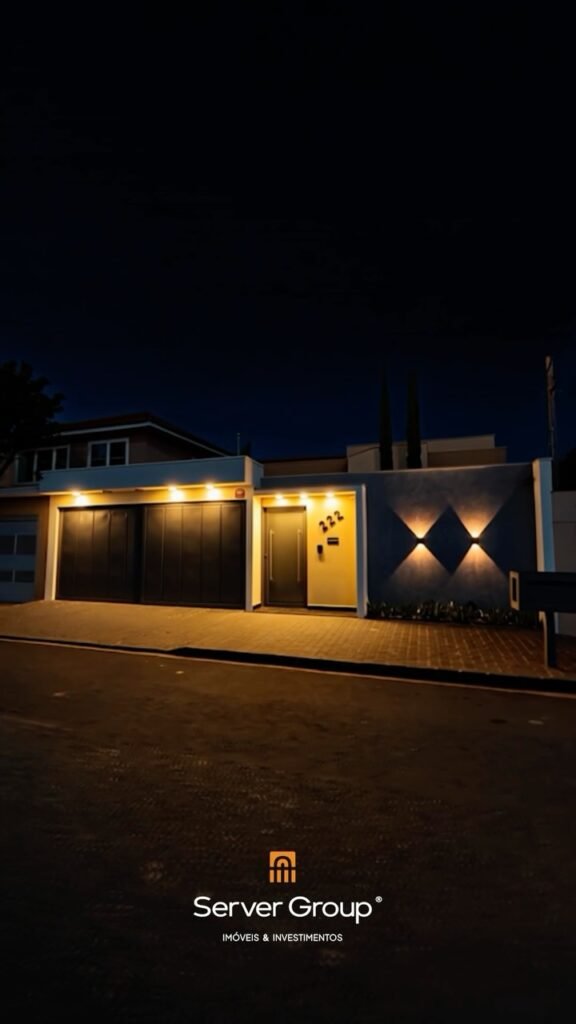 🏡 Alto padrão no Jóquei Clube. Uma casa pensada para quem não abre mão de espaço, conforto e requinte em cada detalhe. ✔️ 3 suítes amplas, todas com área de luz privativa ✔️ Sala em 2 ambientes, pé direito alto e iluminação em LED ✔️ 3 cozinhas: interna, na piscina e no lago artificial ✔️ Varanda gourmet com churrasqueira ✔️ Sala de jogos/home cinema ✔️ Piscina aquecida com hidro e cascata ✔️ Lago artificial com deck em cumaru ✔️ Garagem para 4+ veículos Segurança com monitoramento por câmeras e portões eletrônicos. 📍 Bairro Jóquei Clube 📲 Chame no direct e agende sua visita. #ImóveisDeAltoPadrão #CasaDeLuxo #Araguari #JóqueiClube #ServerGroup