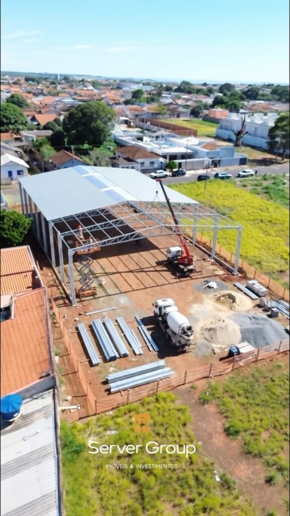 📍 TERRENO À VENDA — BAIRRO MIRANDA, ARAGUARI 26,5m x 53m | 1.404,5 m² de possibilidades. Um lote desse tamanho não é só um terreno — é um projeto esperando pra sair do papel: 🏠 Uma ou duas casas 🏗️ Barracões 🏢 Empreendimento completo Localização valorizada, metragem generosa e liberdade pra construir do seu jeito. Terreno grande em bairro consolidado é oportunidade que não se repete. 👉 Chama no direct ou clica no link da bio pra falar com nosso time. #Araguari #BairroMiranda #TerrenoÀVenda #ImóveisAraguari #InvestimentoImobiliário ServerGroup TerrenoAraguari ConstruaAqui Barracão MercadoImobiliário