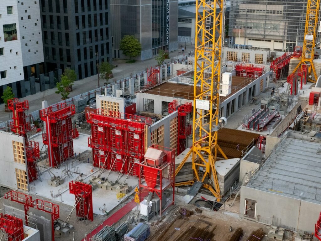 Canteiro de obras com guindaste e estrutura de edificio em construcao