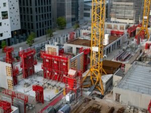 Canteiro de obras com guindaste e estrutura de edificio em construcao